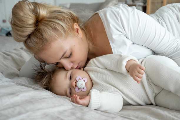 适合一岁半宝宝的奶粉一天喝多少合适：根据喂养经验和专家
